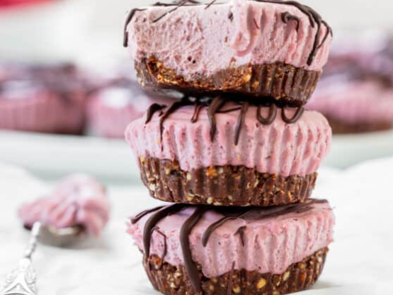 Paleorunningmomma.com/ Chocolate-raspberry-mini-vegan-cheesecakes-no-bake